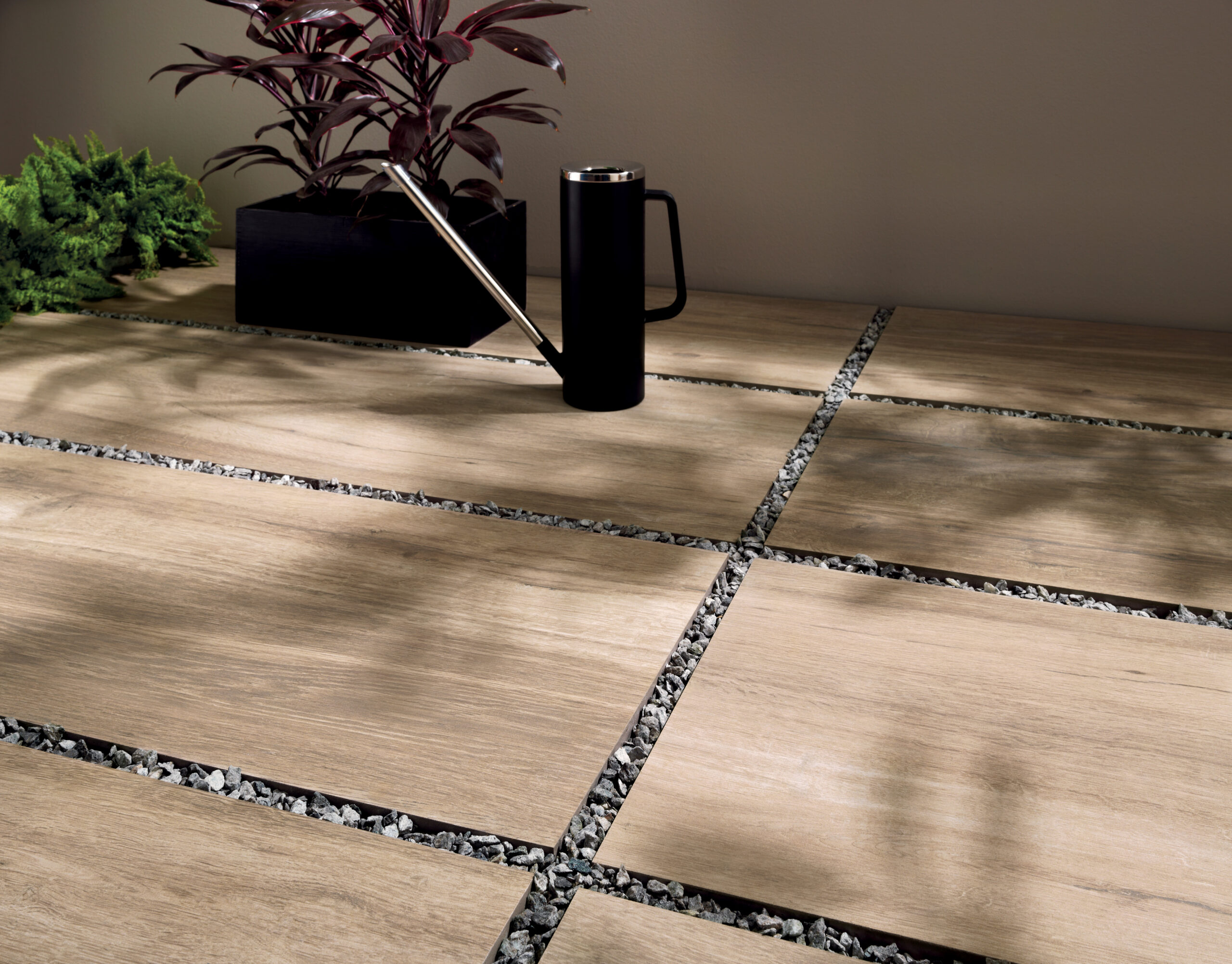 keramische-tuintegel-geoceramica-houtlook-carpenter-mud-120x30x4-sfeer